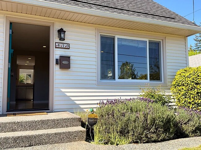 Building Photo - This spacious four-bedroom, two-bathroom