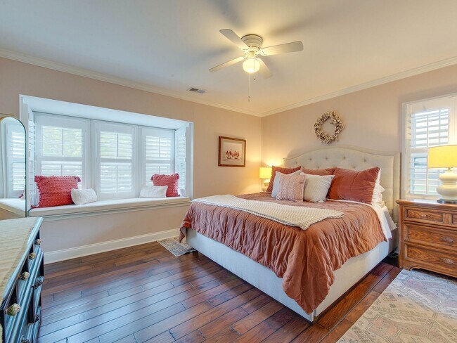 Building Photo - A picture perfect cottage home ready for you with community pool!