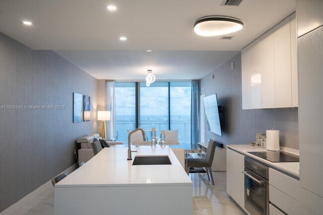 Building Photo - 700 NE 24th St