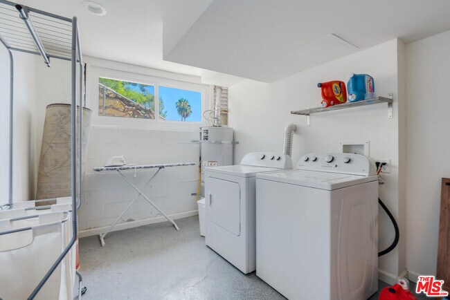 Building Photo - 5343 Tendilla Ave