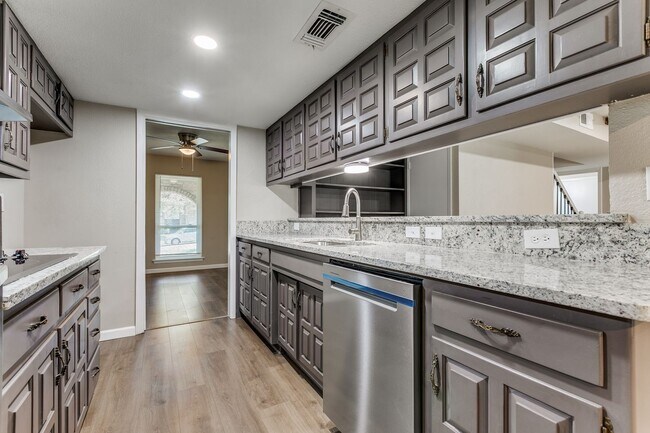 Building Photo - 10215 Charter Ridge