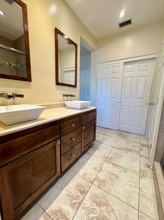 Building Photo - Remodeled 3 bedroom townhome in Simi Valley