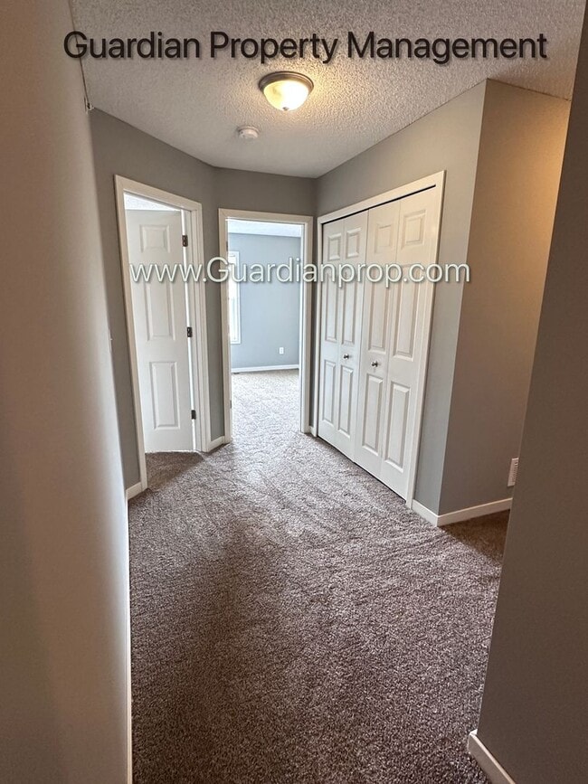 Building Photo - Champlin Town Home, 2 Car Garage, Dishwasher, Washer/Dryer, Balcony, May/June Move in Dates