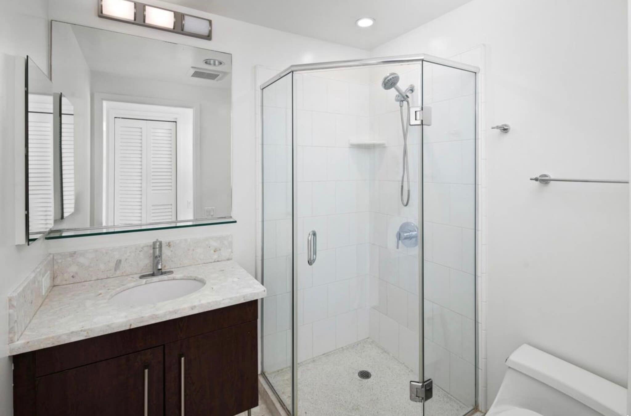 Main bath - 321 10th Ave