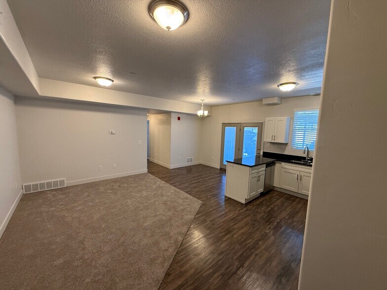 Building Photo - 1070 E Riches Ave