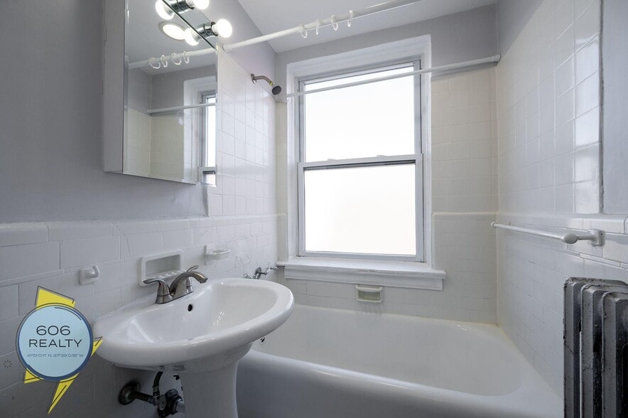 Building Photo - 6930 N Greenview Ave