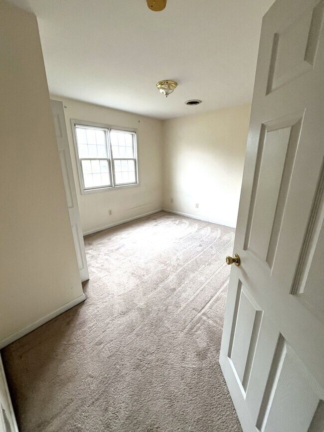 Building Photo - 152 Lantern Ln