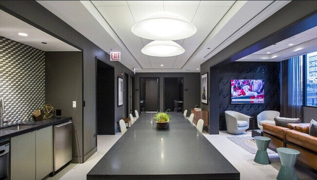 Building Photo - 637 N Wells St