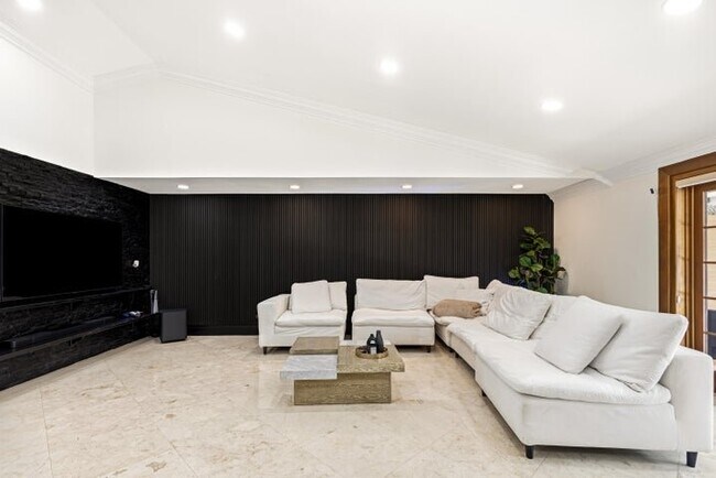 Building Photo - 5223 Deerhurst Crescent Cir