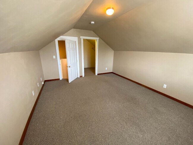 Building Photo - 5 Bedroom 2 Bath Single Family Home in Bozeman!