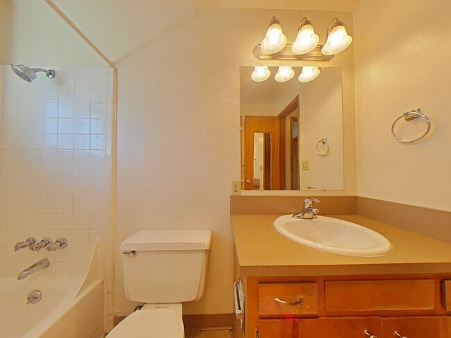 Building Photo - 2 Bedroom Apartment ~ Close to Campus