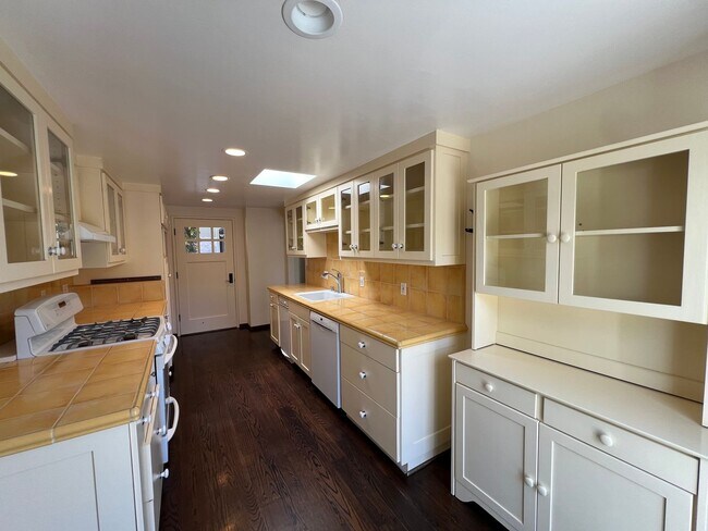 Building Photo - Charming 2BR/2BA Home Just Minutes from the Beach – Fully Landscaped, Spacious & Private