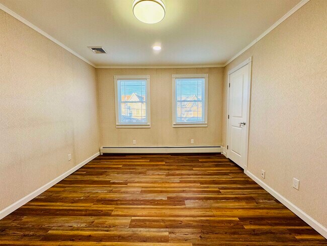 Building Photo - 16 W 51st St