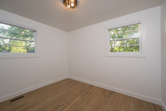 Building Photo - **ABSOLUTELY STUNNING TOP-TO-BOTTOM RENOVA...