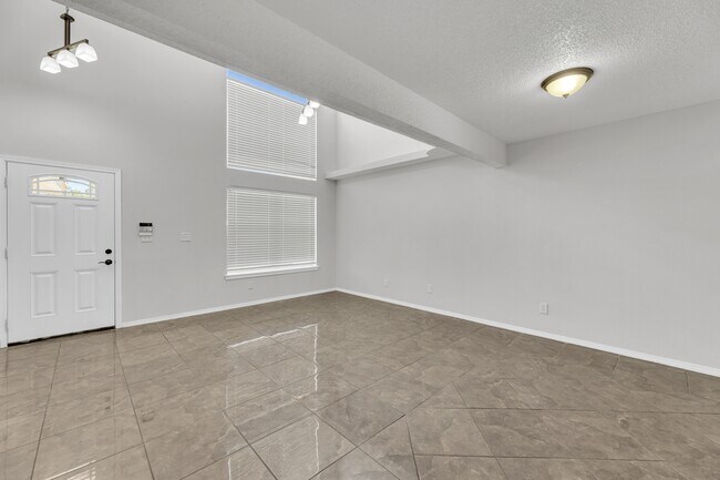 Building Photo - 10400 Valle Koki Dr