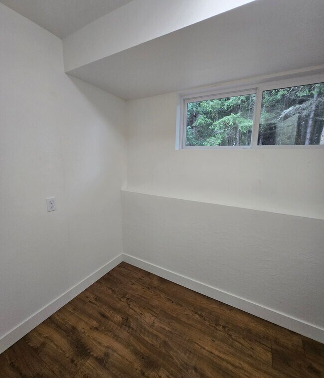 Building Photo - ***PENDING APPLICATION***4 Bedroom, 2 Bath...