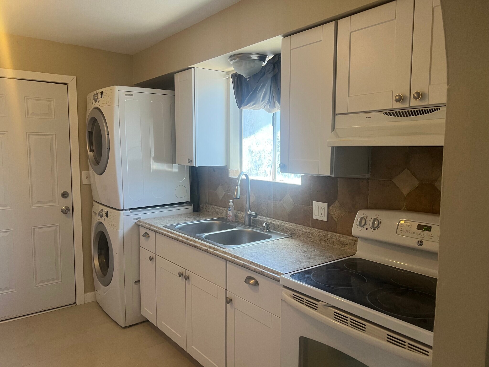 Building Photo - 1731 E Cheery Lynn Rd