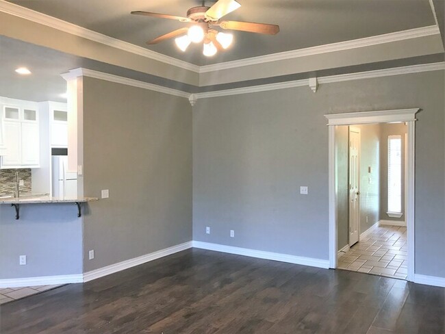 Building Photo - 3 Bed 2 Bath 2 Car Duplex in the Silvertre...