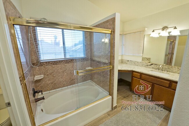 Building Photo - SW-4 bed/3 bath + pool house