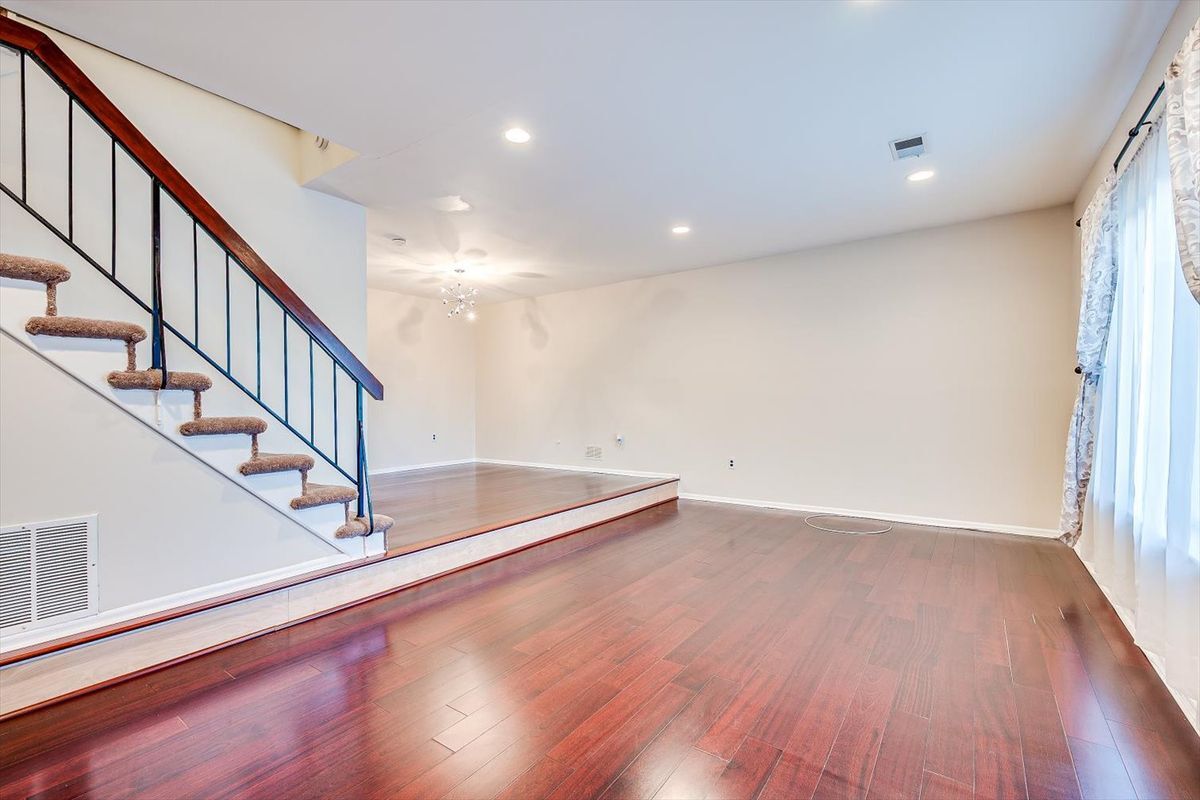 Building Photo - 1224 Thomas Ave