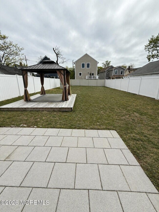 Building Photo - 194 2nd St