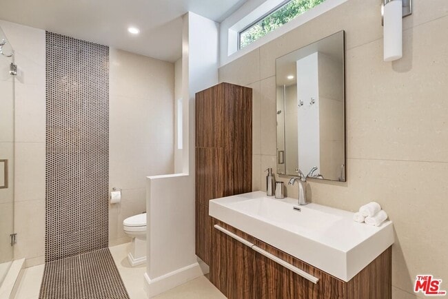 Building Photo - 703 N Maple Dr