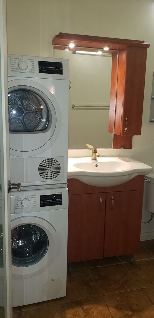 Building Photo - Awesome 2 Bedroom 1 bath unit Downtown LA