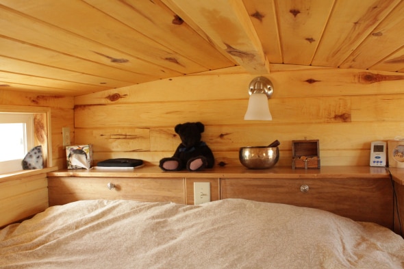 Bed - 419 King Rd E