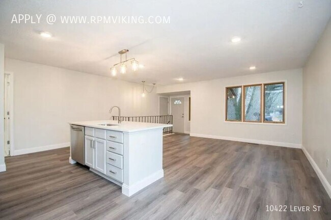 Building Photo - 3br 2ba 1cg ~ Security Deposit Free Altern...