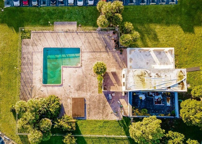 Building Photo - 7911 N Colony Cir