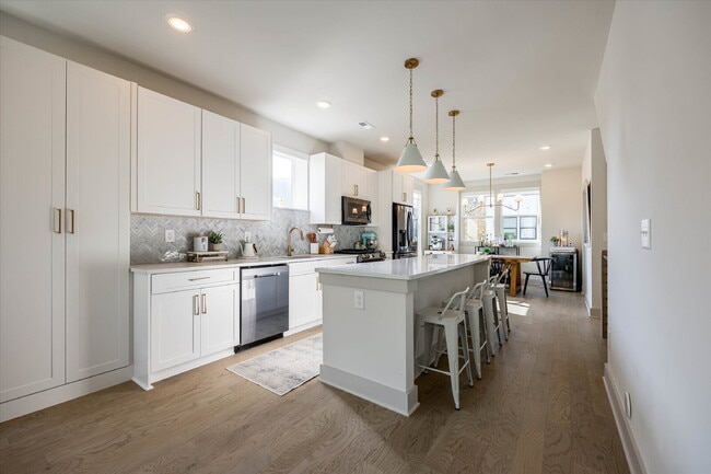 Building Photo - Luxury Living with amazing views!