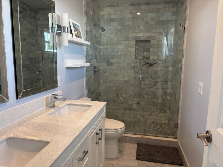 Building Photo - 2432 NE 26th Ave