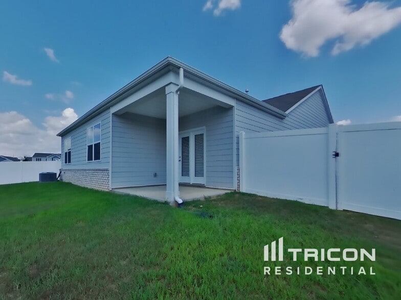 Building Photo - 2028 Tate Farm Ln