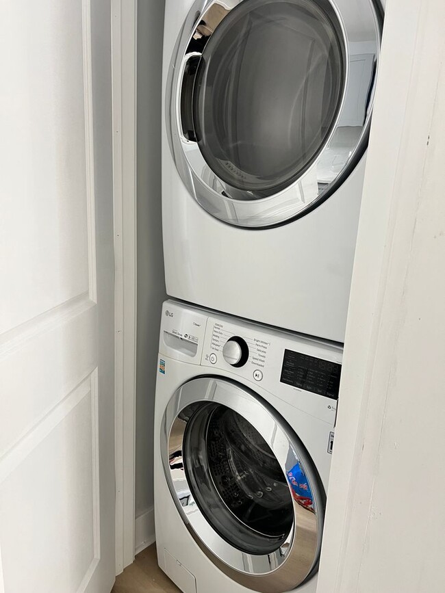 Building Photo - Gorgeous 3b/1b House in South Philly! Section 8 Accepted