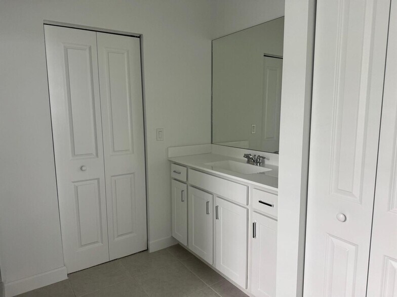 Building Photo - 4663 Hollister Ave