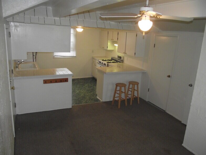 Building Photo - 403 E Saratoga St