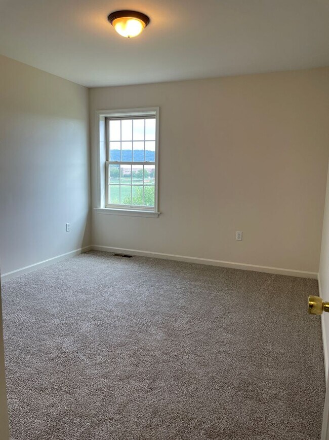 Building Photo - 3 Bed 3 Bathroom Townhouse In Marietta