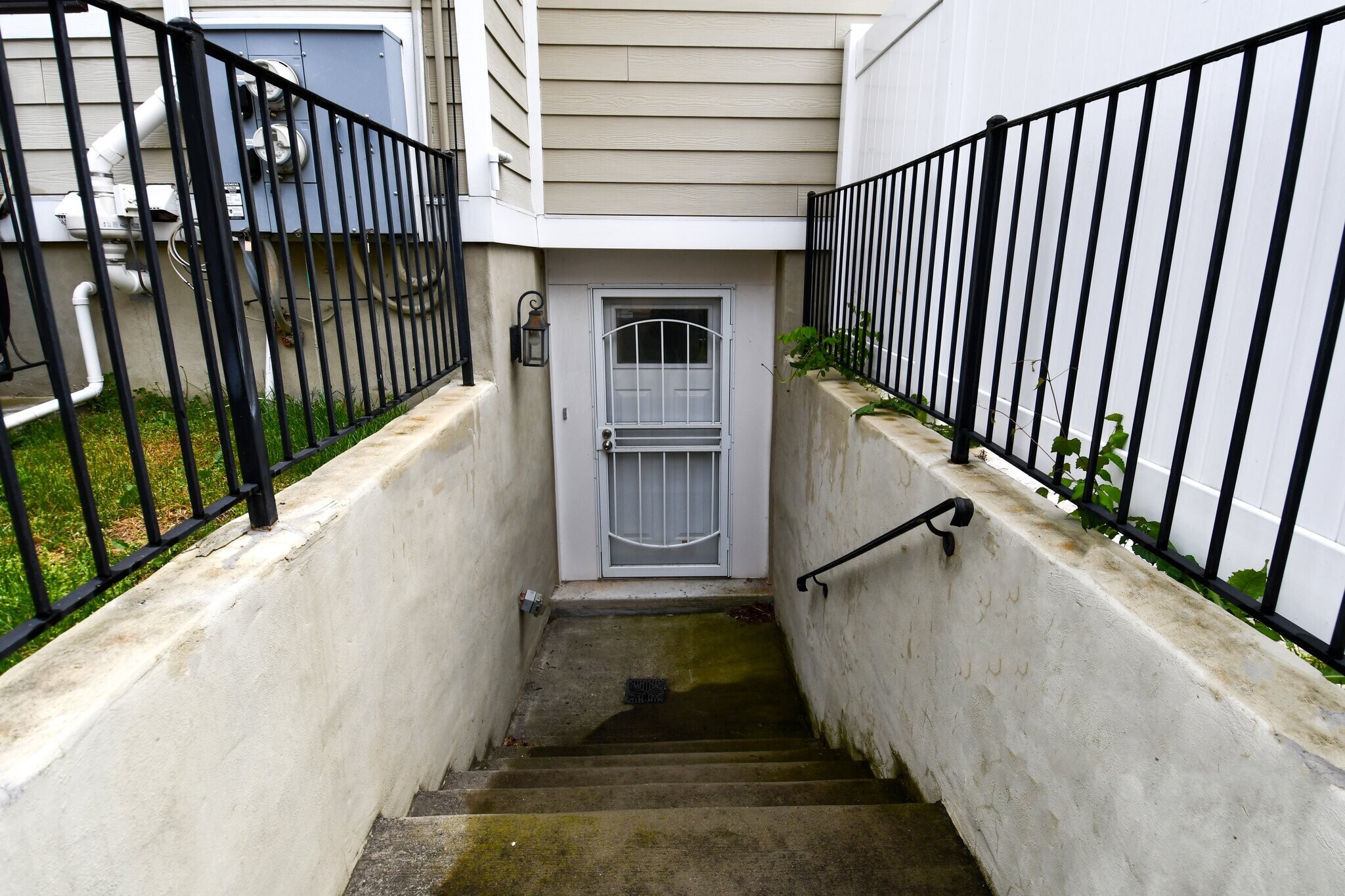 Building Photo - 901 Lawrence St NE