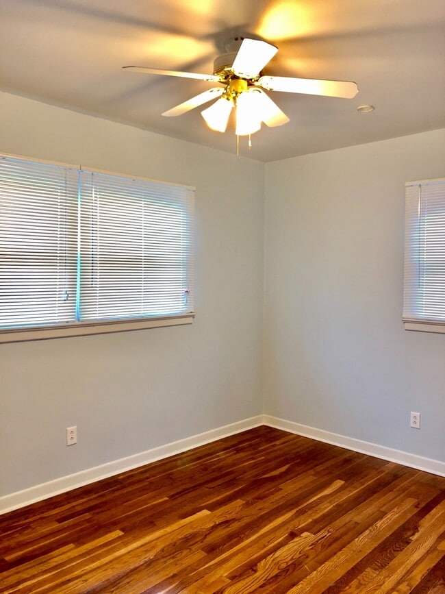 Building Photo - 3 Bed 1 Bath Move In Ready!