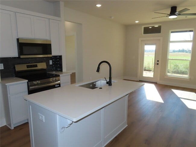 Building Photo - 1871 Lapis Ave