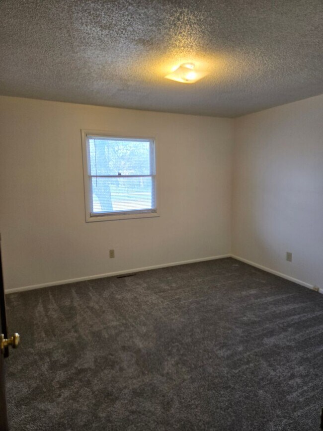Building Photo - 318-320 N 19th Ave