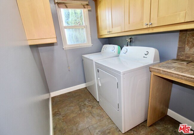 Building Photo - 7610 Kelvin Ave