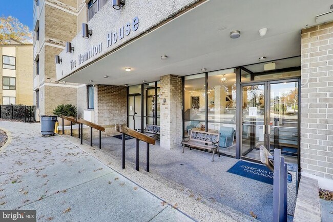 Building Photo - 4 Monroe St