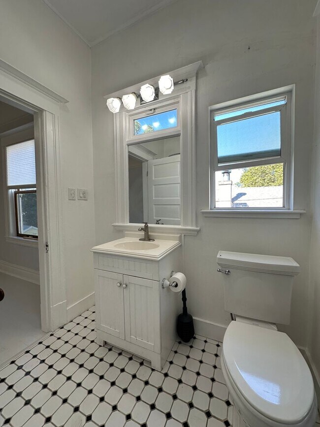 Building Photo - Upstairs 2 Bedroom - Near UCD Med Center