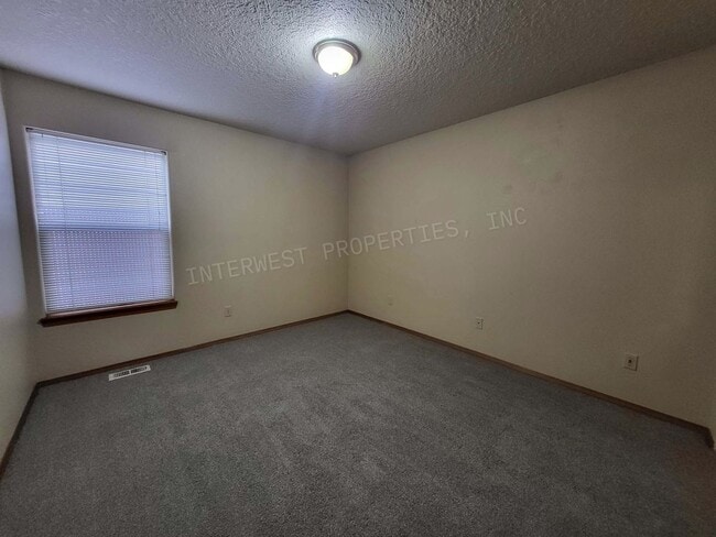 Building Photo - 3bd 2 ba Townhouse w/Washer/Dryer in Unit, Yard and Garage!