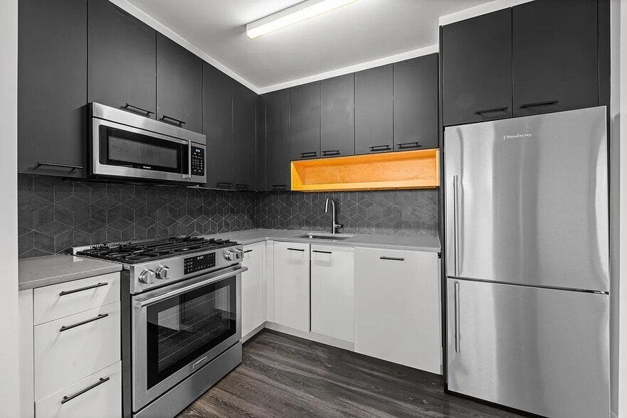 Building Photo - 250 E Houston St