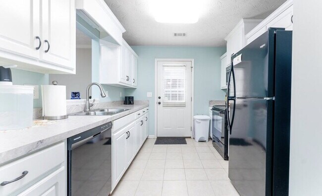 Building Photo - 3BR/2BA — Fenced Yard, Gated Parking, Lawn & Pest Included | Available 7/27