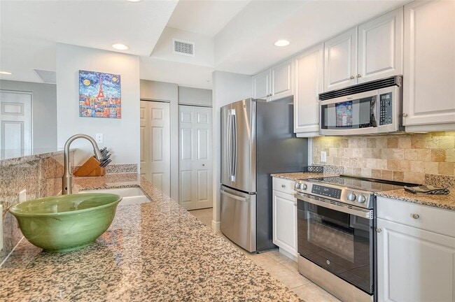 Building Photo - 800 N Tamiami Trl
