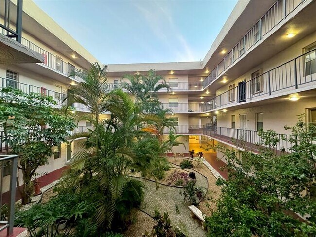 Building Photo - 2821 Somerset Dr