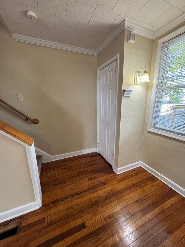 Building Photo - Welcome to 161 Riverview!